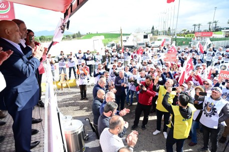 ÖZ GIDA-İŞ SENDİKAMIZIN GREVDEKİ LEZİTA İŞÇİLERİNE DESTEK ZİYARETİNDE BULUNDUK